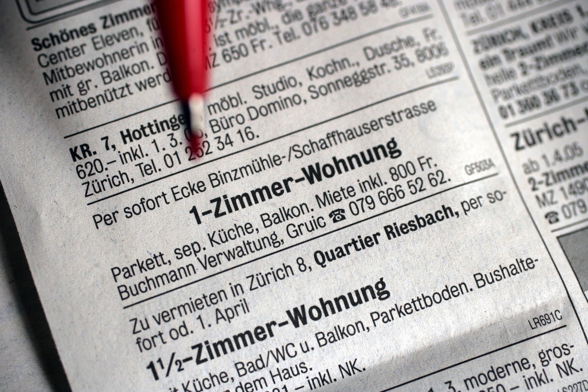 ARCHIV --- ZUR VORGESEHENEN FORMULARPFLICHT BEI EINEM MIETERWECHSEL STELLEN WIR IHNEN FOLGENDES BILD ZUR VERFUEGUNG --- Eine Person auf Wohnungssuche sucht in einer Zeitung am 22. Februar 2005 nach Ei ...