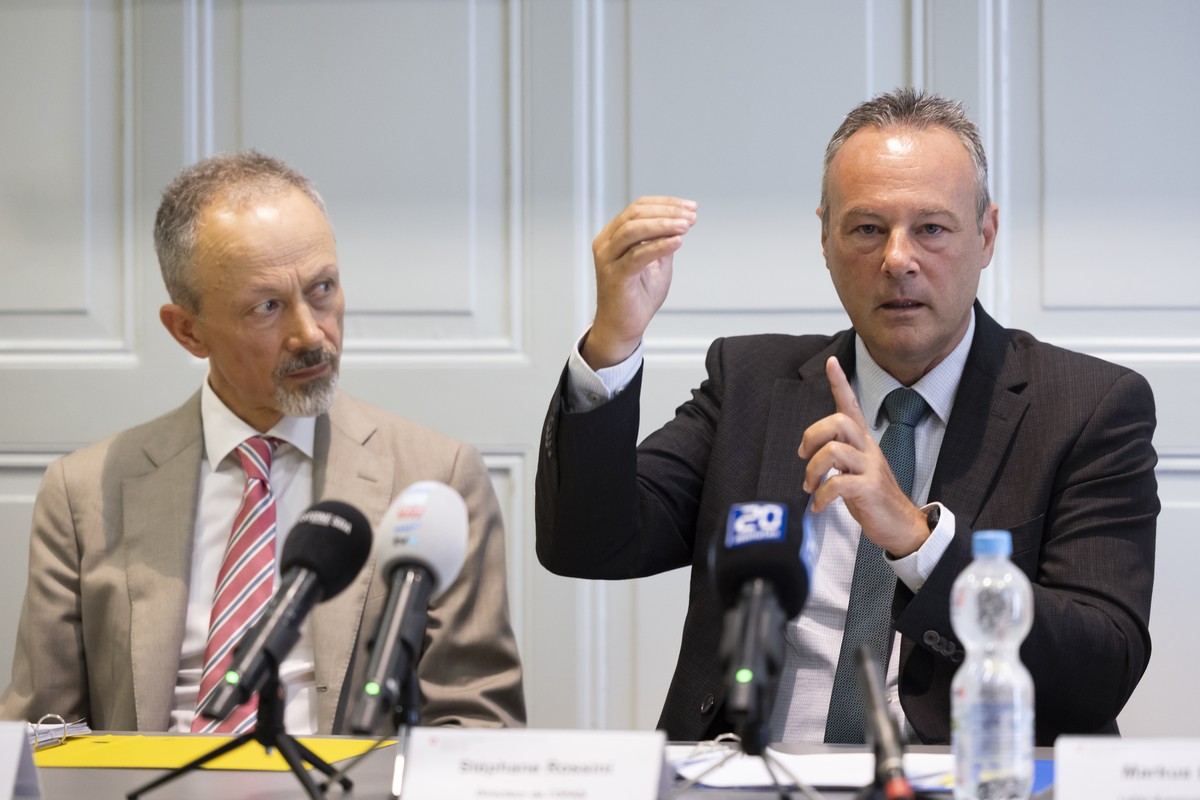 Stephane Rossini, Direktor Bundesamt fuer Sozialversicherungen BSV, rechts, spricht neben Bruno Parnisari, Stv. Direktor BSV, Leiter des Geschaeftsfeldes "Mathematik, Analysen und Statistik" ...