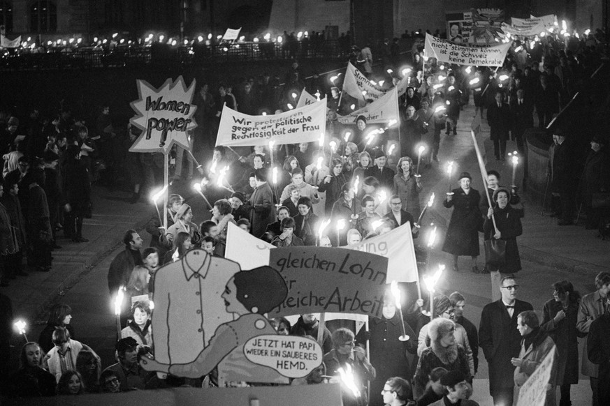 Mitglieder und Sympathisanten der Frauenzentrale, des Frauenstimmrechtvereins und anderer politischer Frauengruppen demonstrieren am 1. Februar 1969 in Zuerich, Schweiz, fuer die Einfuehrung des Fraue ...