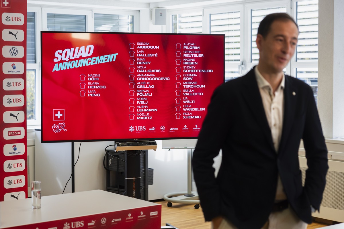 Rafel Navarro, Cheftrainer der Schweizer Frauen Fussballnationalmannschaft, gibt ein Interview nach einer Medienkonferenz zur Kaderbekanntgabe fuer die kommenden Laenderspiele gegen Belgien und Wales, ...