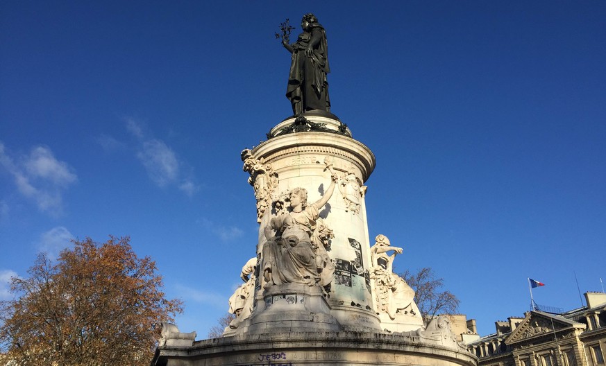 Paris nach den Anschlägen: Die Stadt der Liebe trotzt der schlechten Wetterprognose.