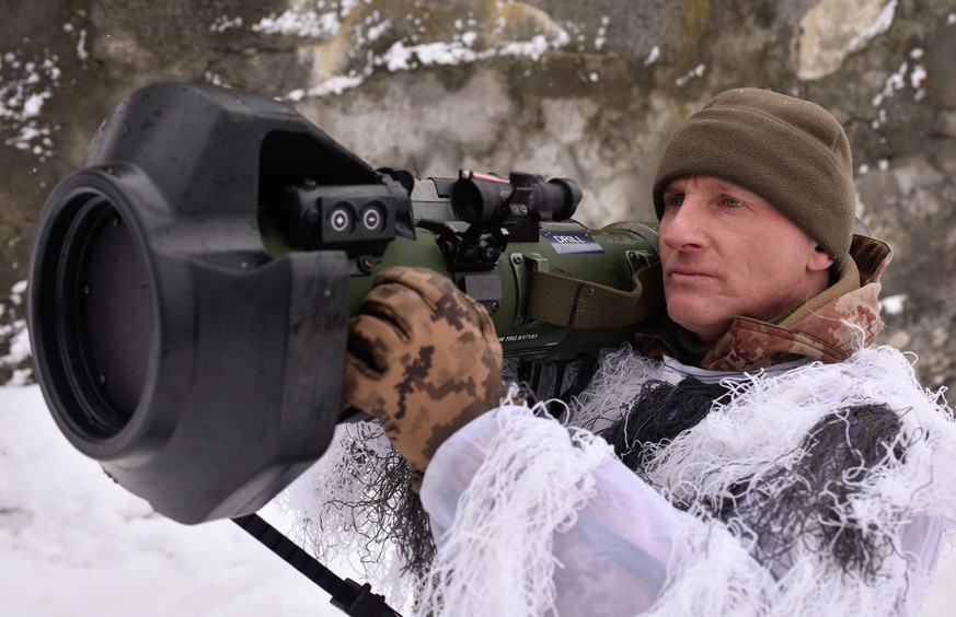 epa09714231 An Ukrainian serviceman operates with NLAW anti-tank missile system at the Yavoriv military base in western Ukraine, 28 January 2022, close to the border with Poland. The first group of Uk ...