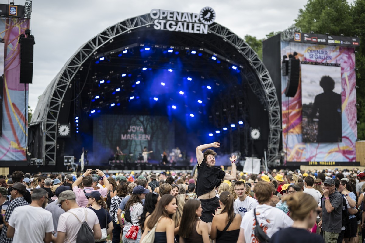 Zuschauer vor der Hauptbuehne am Openair St. Gallen beim Auftritt von Joya Marleen alias Joya Schedler, am Freitag, 27. Juni 2025, in St. Gallen. Das Openair dauert bis kommenden Sonntag. KEYSTONE/Gia ...