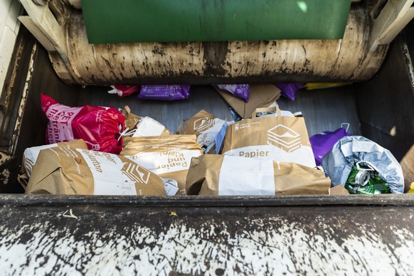 Start des Pilotversuchs «Farbsack-Trennsystem» in Bern, am Dienstag, 18. September 2018. Seit Anfang September laeuft der Pilotversuch «Farbsack-Trennsystem» mit den Farbsack-Abfuhren. Rund 2500 Haush ...