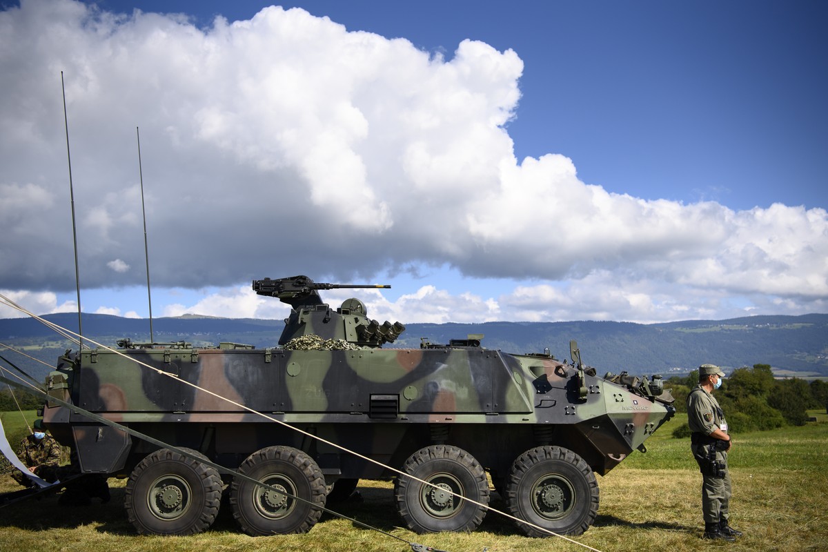 Un militaire de l'armee suisse guarde un vehicule blinde type Mowag Piranha lors d'une conference de presse sur une nouvelle charte de l'environnement et un premier plan d�action prevoy ...