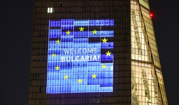 epaselect epa12618122 A preview of an illumination on the European Central Bank's (ECB) main building in Frankfurt am Main, Germany, 30 December 2025. The lighting installation will be displayed  ...