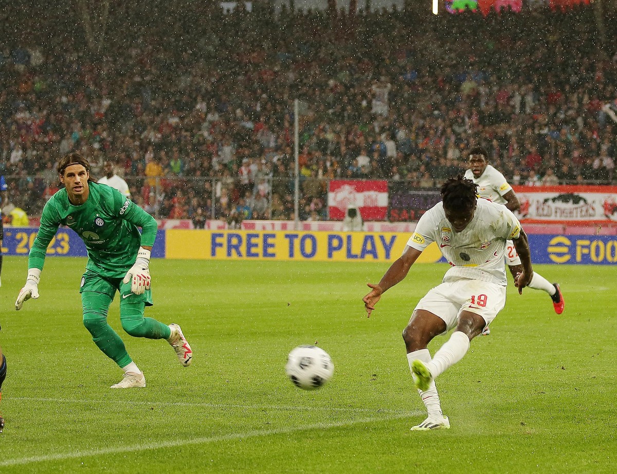ABD0125_20230809 - SALZBURG - �STERREICH: Karim Konate (FC Red Bull Salzburg/re) erzielt den Treffer zum 1:0 gegen Torwart Yann Sommer (FC Inter Mailand/li) am Mittwoch, 09. August 2023, im Rahmen ein ...
