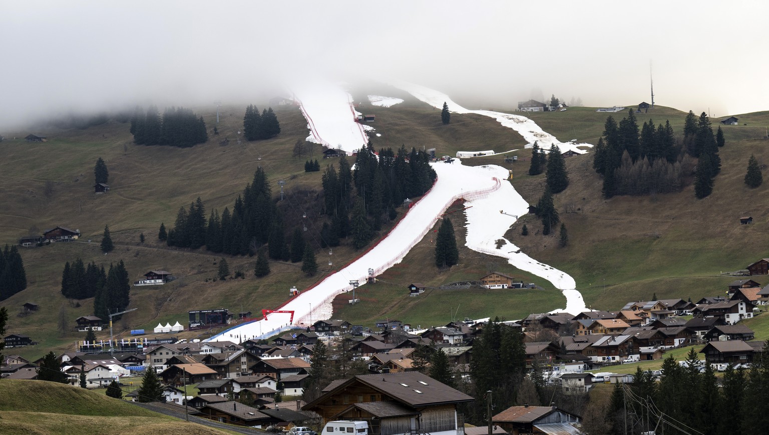 Die Rennpiste kommt unter dem Nebel zum Vorschein, am Donnerstag, 5. Januar 2023, in Adelboden. Am kommenden Wochenende finden am Chuenisbaergli die 67. Internationalen Ski Weltcuprennen statt. (KEYST ...