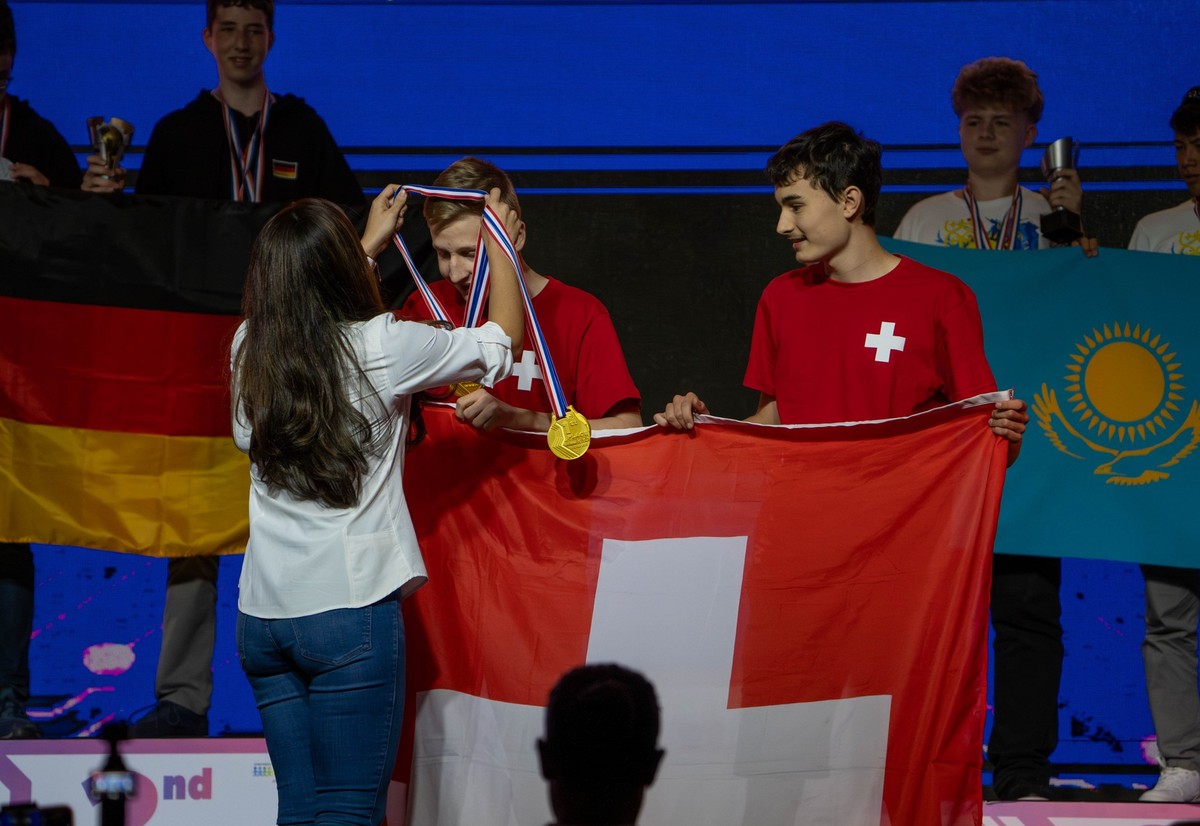 Zwei Aargauer Kantischüler haben es bei der World Robot Olympiad (7. - 9. November in Panama) auf den ersten Platz geschafft und sich gegen 90 andere Teams in ihrer Alterskategorie durchgesetzt. Insge ...