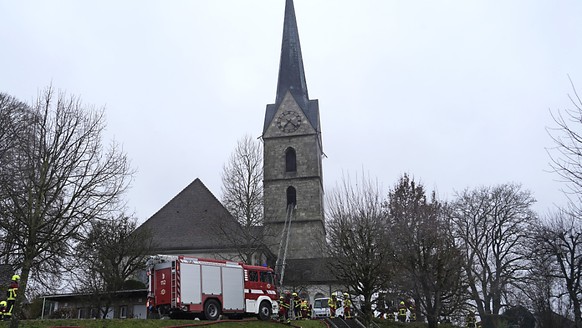 Über 80 Angehörige von mehreren Feuerwehren waren am Dienstagmorgen ausgerückt, um den Brand im Turm der reformierten Kirche in Herzogenbuchsee BE zu löschen.