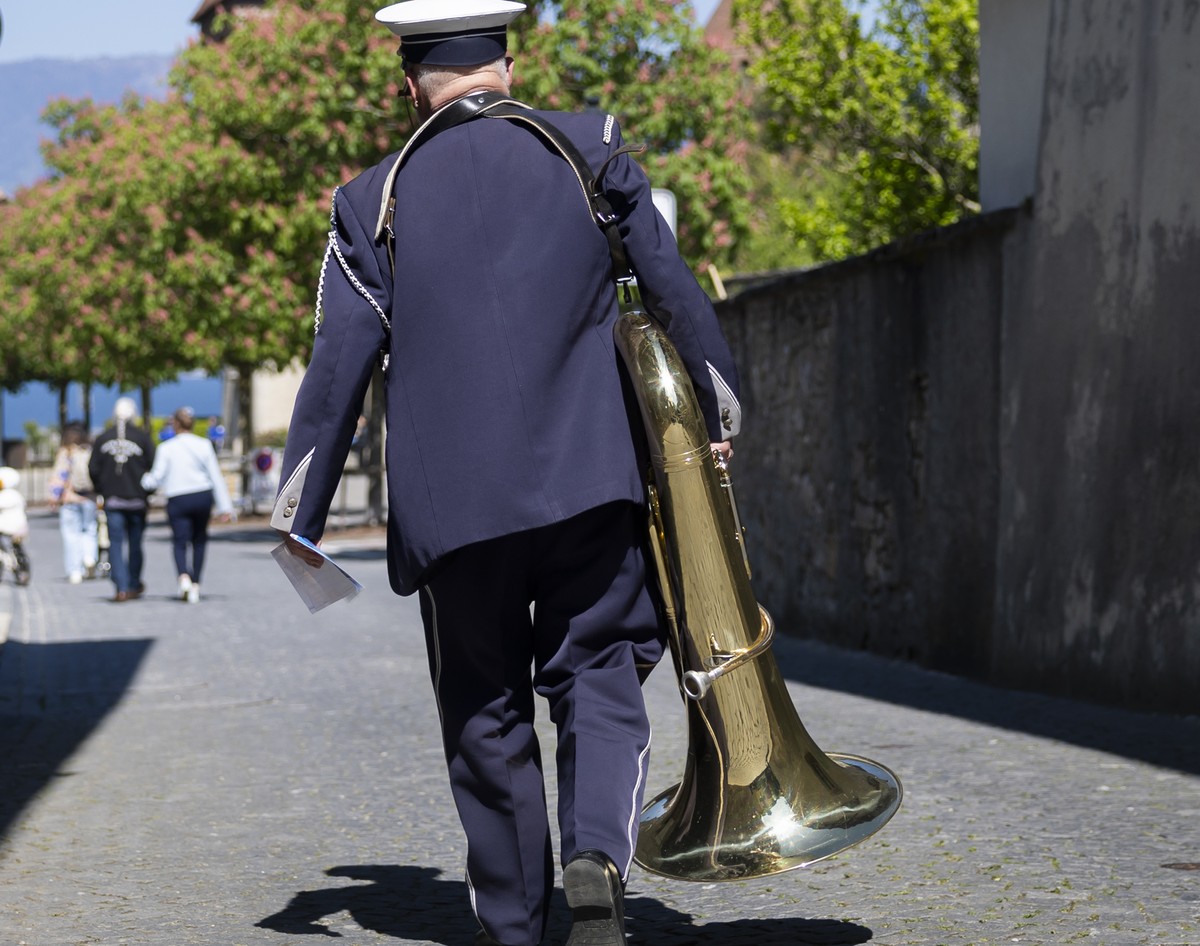 Ein Musiker traegt seine Tuba zum Treffpunkt, vor dem Start eines kurzen Umzugs des Bundesrates durch die Ortschaft, nach der Extra Muros Bundesratssitzung, am Mittwoch, 22. April 2026 in Estavayer-le ...
