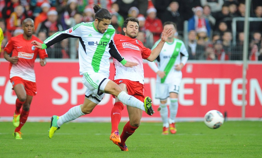 Bildnummer: 15225003 Datum: 08.12.2013 Copyright: imago/Eibner (l.) Ricardo RODRIGUEZ (VFL Wolfsburg) im Zweikampf, Aktion, mit (r.) Admir Mehmedi (SC Freiburg) SC Freiburg vs VFL Wolfsburg, 1. Bundes ...