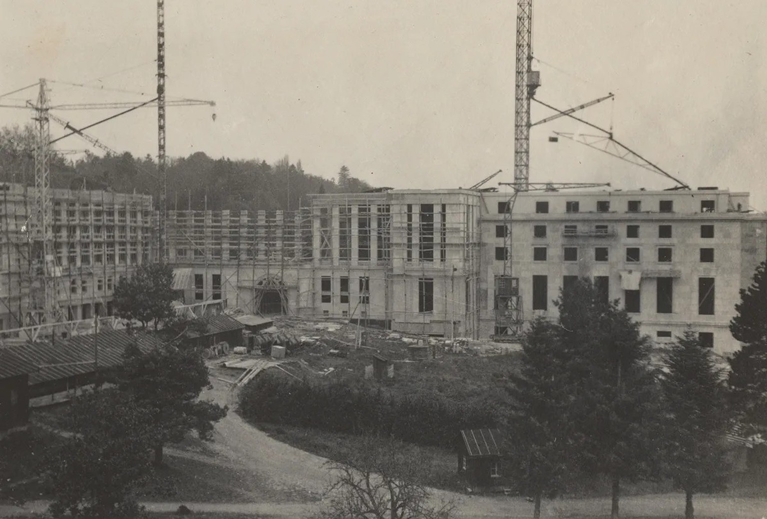 Der Palais des Nations in Genf wurde zwischen 1929 und 1938 gebaut. Seit 1966 ist er der europäische Hauptsitz der UNO.
http://doi.org/10.3932/ethz-a-001229789