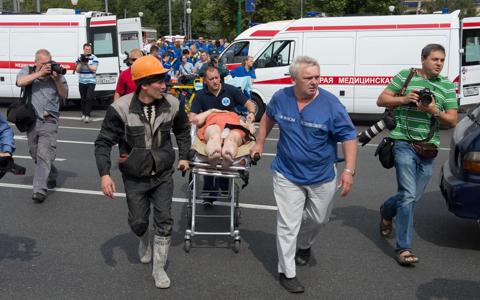 Eine verletzte Pendlerin wird von der Ambulanz weggebracht.