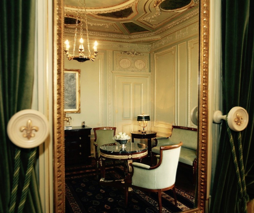 Die Napoleon-Suite im urspruenglichen Teil des Hotels &quot; Les Trois Rois &quot; in Basel, fotografiert beim Presserundgang am Dienstag, 14. Maerz 2006. Am 20. Maerz 2006 oeffnet das Hotel nach eine ...