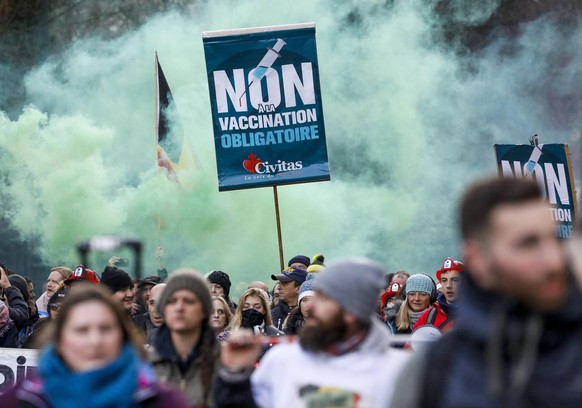 epaselect epa09675719 People take part in a protest against Covid-19 measures in Brussels, Belgium, 09 January 2022. Belgium witnessed an average of 170 covid-related hospitalizations per day in the f ...