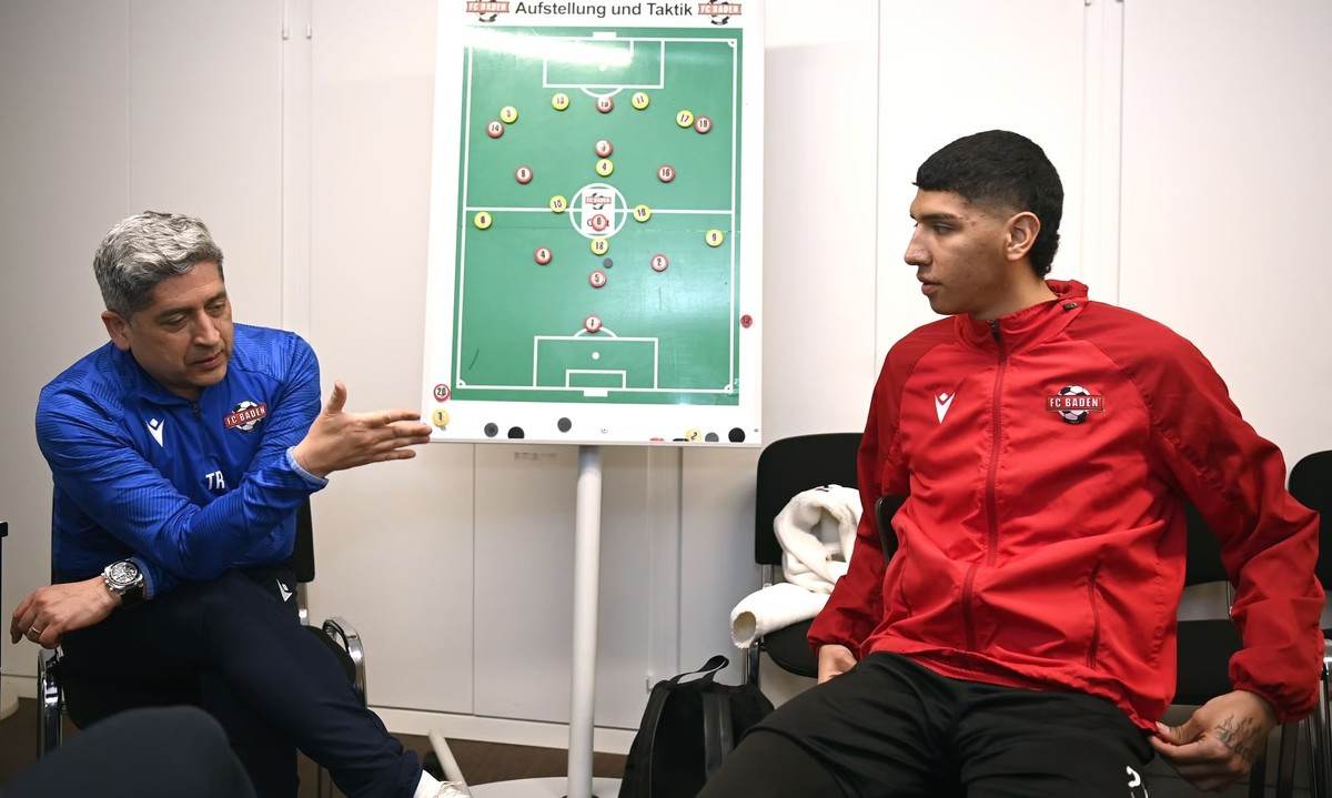 Yan Carlo Esguerra et son entraîneur Eduardo Barrera dans le vestiaire du FC Baden.