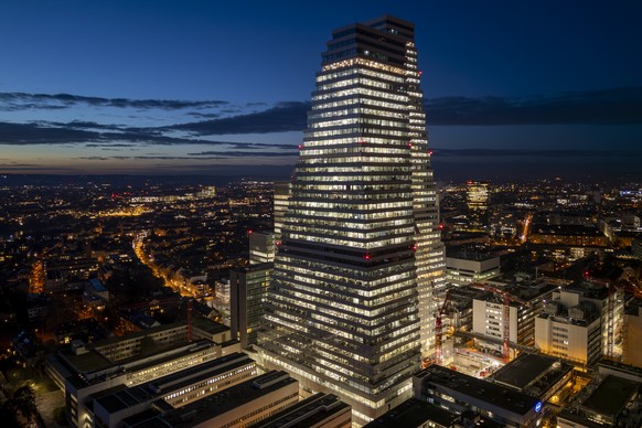 Der Sitz der Firma Roche mit den Tuermen im Abendlicht in Basel, am Mittwoch, 17. Dezember 2025. (KEYSTONE/Georgios Kefalas)