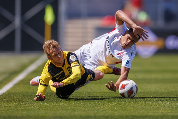 L&#039;attaquant valaisan Cleilton Itaitinga, gauche, lutte pour le ballon avec le defenseur bernois Fabian Lustenberger, droite, lors de la rencontre du championnat de football de Super League entre  ...