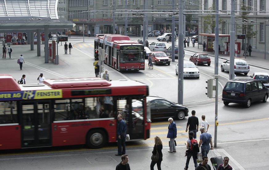 ARCHIV - ZUR BEVOELKERUNGSBEFRAGUNG &quot;STADTVERKEHR&quot; STELLEN WIR IHNEN FOLGENDES BILDMATERIAL ZUR VERFUEGUNG, AM DIENSTAG, 19. MAERZ 2019 - Verkehr rollt ueber den Bahnhofplatz in Bern, am Son ...