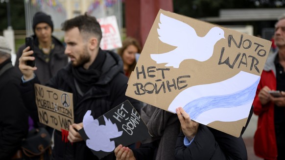 epa10205642 Russian protestors carry placards during a demonstration against the Russian invasion of Ukraine in front of the Palais des Nations, European headquarters of the United Nations, in Geneva, ...