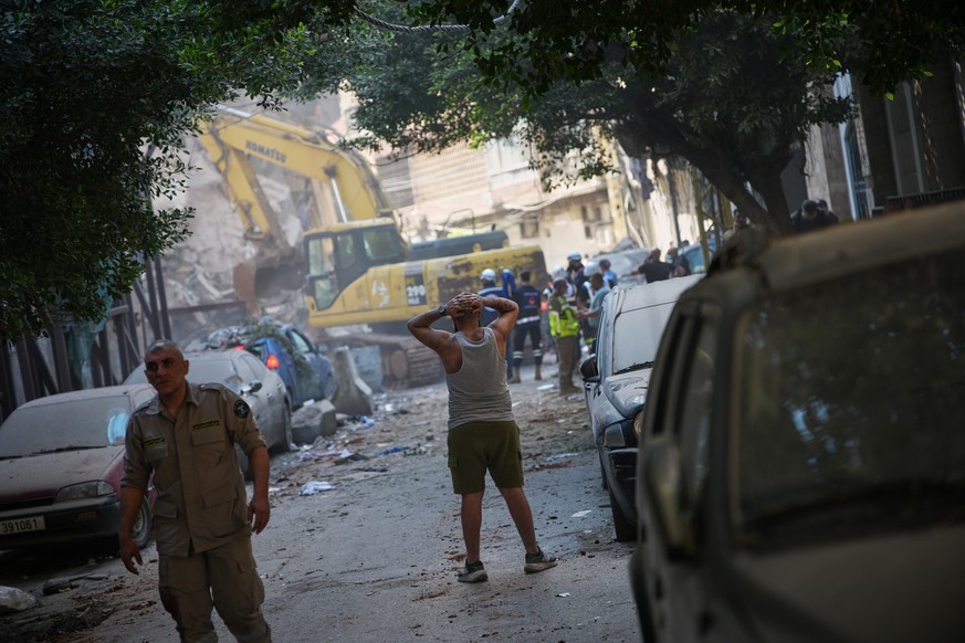 KEYPIX - A man reacts as he watches an excavator remove debris at the site of an Israeli airstrike in Beirut, Lebanon, Wednesday, April 8, 2026. (KEYSTONE/AP Photo/Emilio Morenatti)