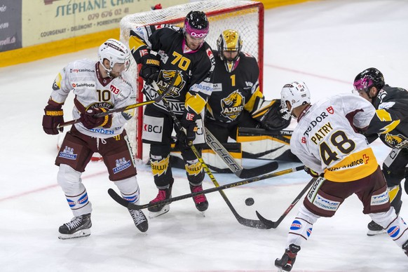 Servettes Deniss Smirnovs, Ajoies Matteo Romanenghi, Ajoies Torhueter Tim Wolf, Servettes Stephane Patry und Ajoies Jordane Hauert, von links, beim Eishockey-Qualifikationsspiel der National League zw ...