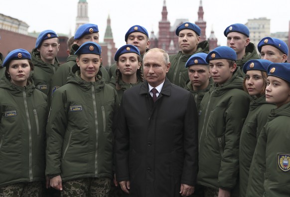 Russlands Präsident Wladimir Putin mit Mitgliedern einer militärischen Jugendorganisation.
