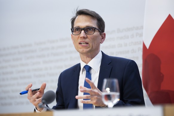 Martin Schlegel, Praesident des Direktoriums der Schweizerischen Nationalbank (SNB), spricht waehrend einer Medienkonferenz des Bundesrates zu den Massnahmen fuer die Bankenstabilitaet, am Freitag, 6. ...
