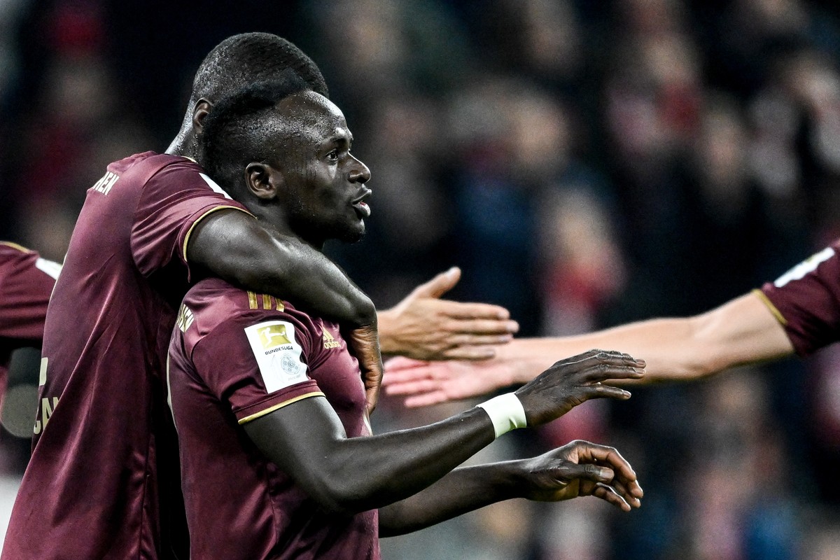 epa10216570 Munich's Sadio Mane celebrates with teammates after scoring the 4-0 lead during the German Bundesliga soccer match between FC Bayern Munich and Bayer Leverkusen in Munich, Germany, 30 ...