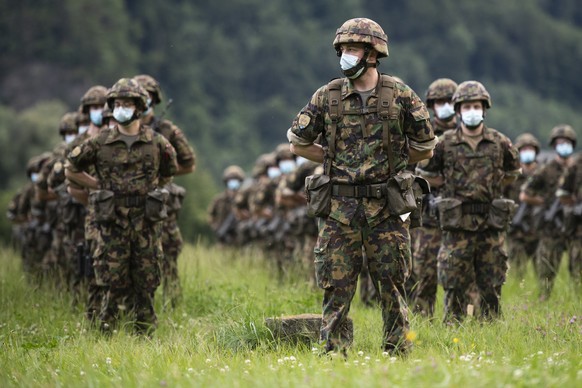 ARCHIVBILD ZUR MELDUNG, DASS ALLE WKS DER ARMEE, DIE KEINEN BEZUG ZUR CORONAVIRUS PANDEMIE AUFWEISEN, BIS ENDE JAHR AUSGESETZT WERDEN, AM MITTWOCH, 28. OKTOBER 2020 - Soldaten mit Schutzmasken bei der ...