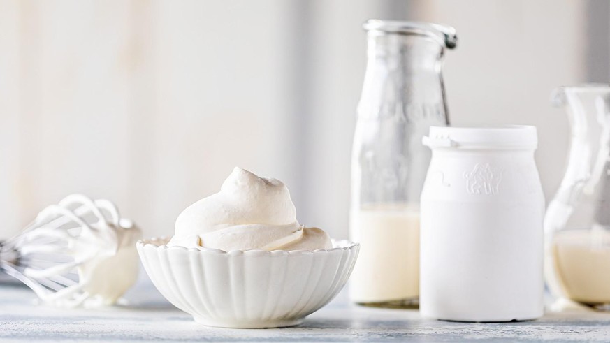 Halbrahm schlagen? Was ist Schmand? Antworten auf 5 Milch-FAQs - Vimarsana News