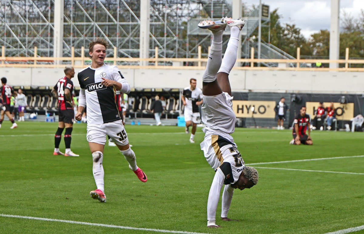 epa13198621 David Mokwa of Elversberg celebrates after scoring the 3-0 goal during the German Bundesliga soccer match between SV Elversberg and Bayer 04 Leverkusen in Elversberg, Germany, 29 August 20 ...