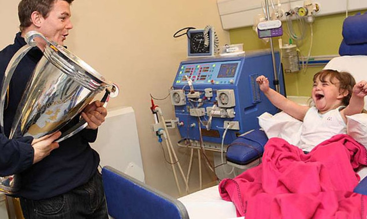 Ein irischer Rugby-Spieler besucht seinen Fan im Kinderkrankenhaus.