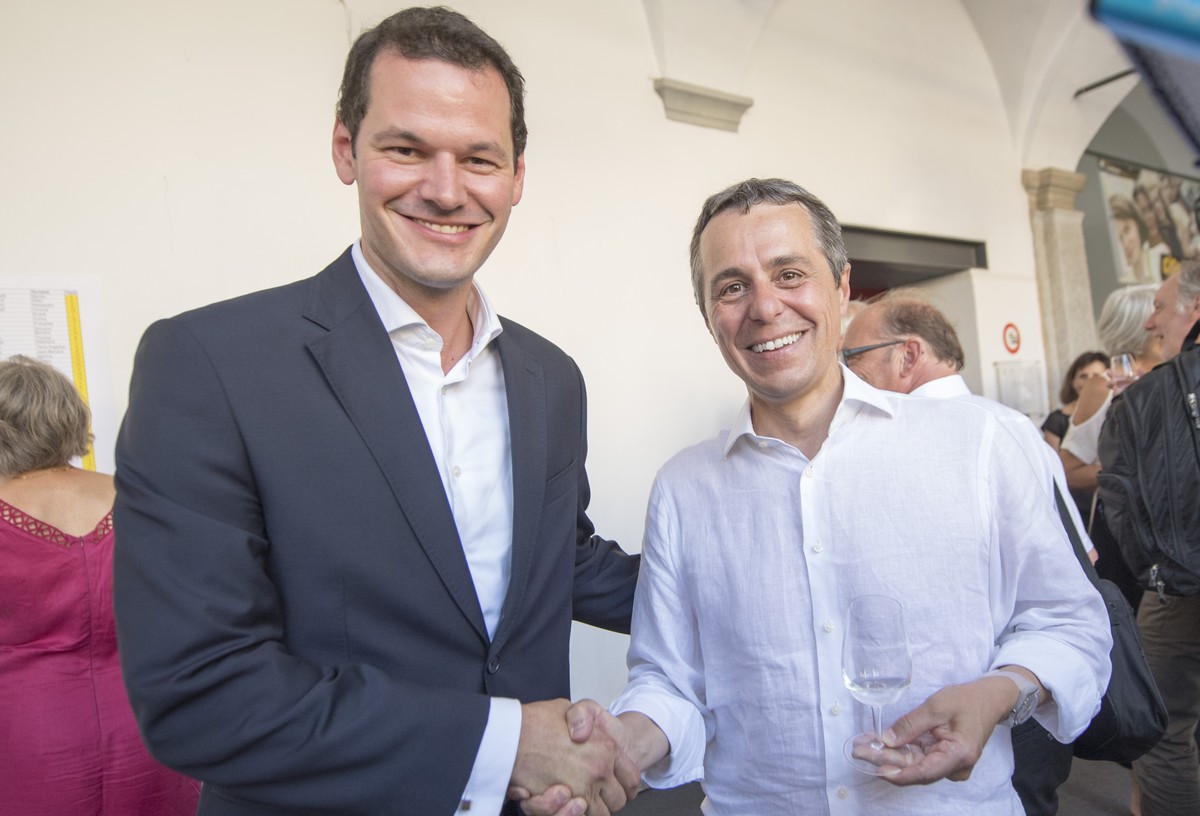 Der Tessiner FDP-Nationalrat Ignazio Cassis, rechts, und der Genfer FDP-Staatsrat Pierre Maudet, links, treffen sich beim "Diner politique" anlaesslich des Filmfestivals in Locarno am Freita ...