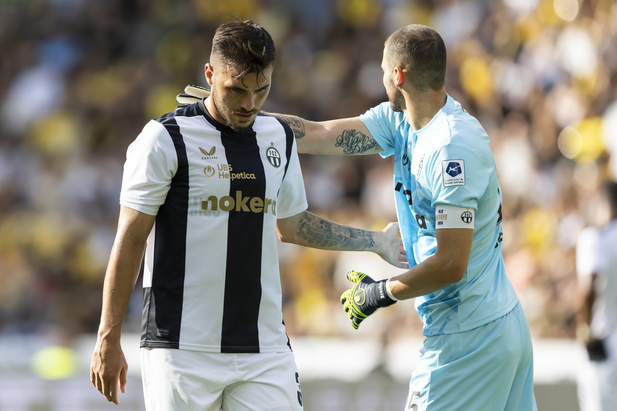 Mirlind Kryeziu (FCZ) verlaesst nach der roten Karte neben Torhueter Yanick Brecher (FCZ) den Platz im Super League Spiel zwischen dem BSC Young Boys und dem FC Zuerich, am Sonntag, 4. August 2024 im  ...