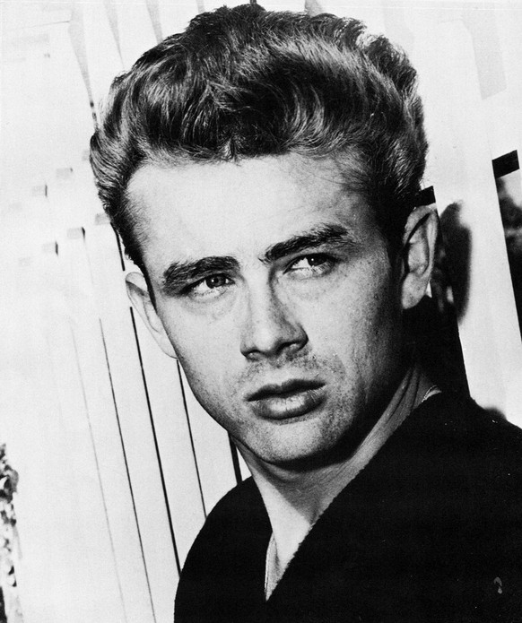 Filmstar James Dean mit ernster Miene.