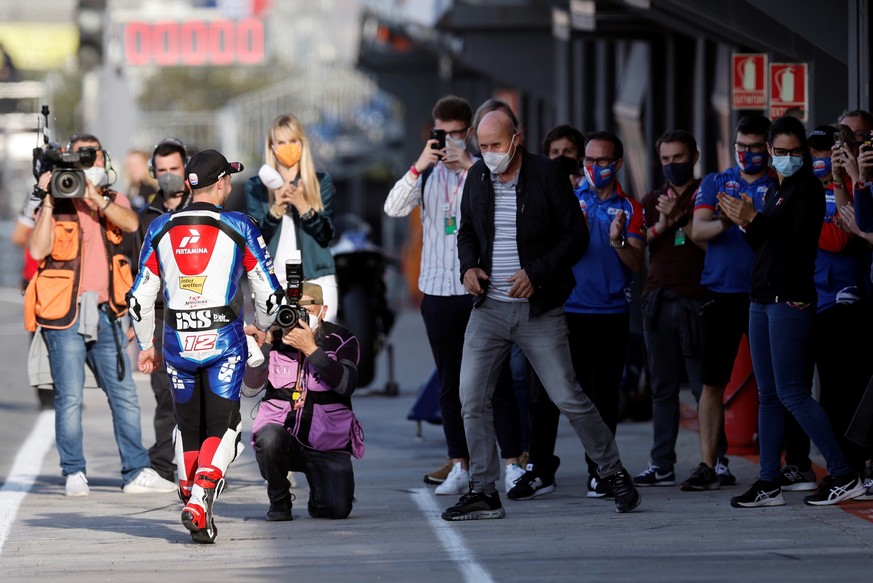 epa09580207 Swiss Moto2 rider Thomas Luethi (front L) of the SAG Racing Team reacts after the free practice sessions of the Motorcycling Grand Prix of Valencia at Cheste racetrack near Valencia, easte ...