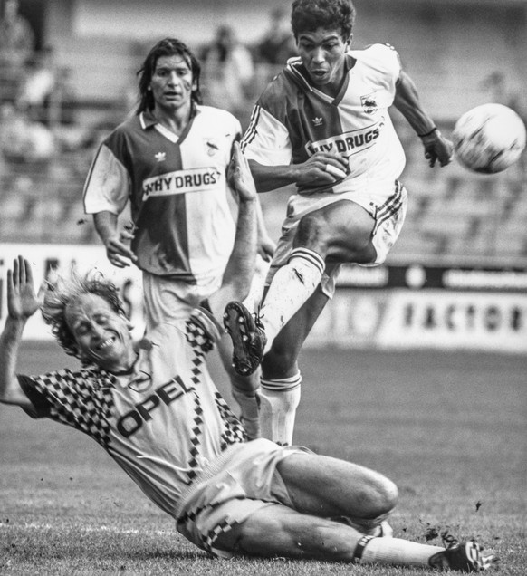 GC Spieler Giovane Elber fliegt wird von YB Verteidiger Martin Weber gebremst, im Hintergrund GC Spieler Adrian de Vicente. Die Grasshoppers und die Young Boys trennen sich am 12. September 1992 im Ha ...