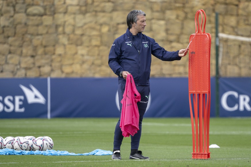 Cheftrainer Murat Yakin beim Training der Schweizer Fussballnationalmannschaft im Trainingslager in Marbella, Spanien, am Dienstag, 22. Maerz 2022. (KEYSTONE/Georgios Kefalas)