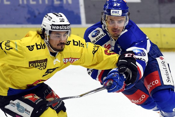 Der Zuercher Roman Wick, rechts, im Spiel gegen den Berner Eric Blum, links, waehrend dem Eishockey-Meisterschaftsspiel der National League A zwischen den ZSC Lions und dem SC Bern, am Dienstag, 20. D ...