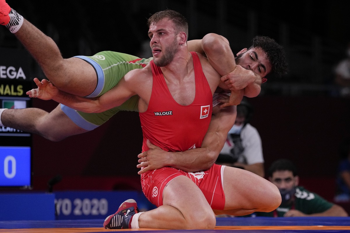 Switzerland's Stefan Reichmuth, left, and Algeria's Fateh Benferdjallah compete during the men's 86kg freestyle wrestling match at the 2020 Summer Olympics, Wednesday, Aug. 4, 2021 in C ...