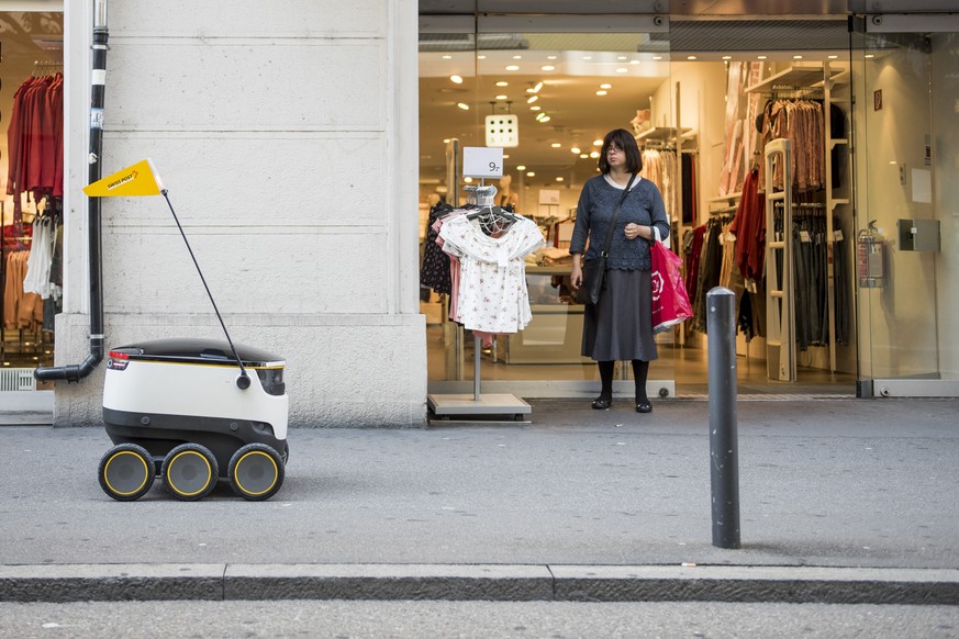 Die Post startet zusammen mit Jelmoli einen Pilotversuch fuer die Lieferung mit Zustellrobotern in der Innenstadt am Dienstag, 29. August 2017, in Zuerich. (KEYSTONE/Christian Merz)