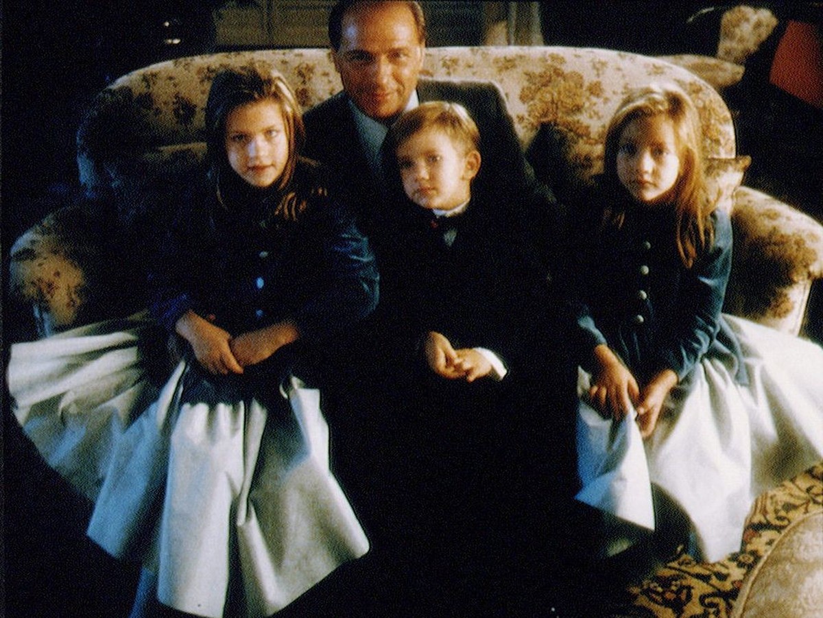 MILAN, ITALY - JANUARY 01: A young Silvio Berlusconi with his children (L-R) Barbara, Luigi and Eleonora in his villa near Milan in 1994 ca. in Milan, Italy. (Photo by Franco Origlia/Getty Images)