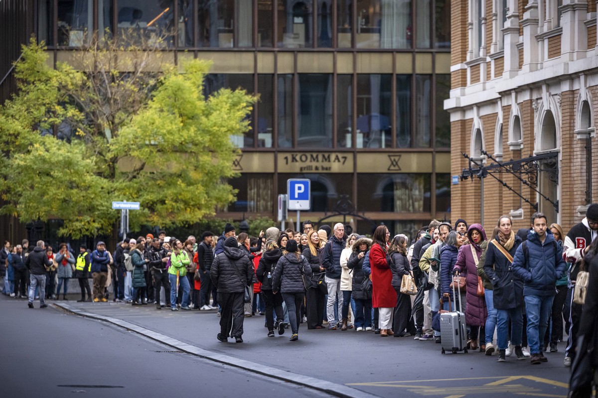 epa13330058 Brazilian citizens queue outside the polling station at Zurich Congress Center to cast their ballots in Brazil's presidential runoff election in Zurich, Switzerland, 25 October 2026.  ...
