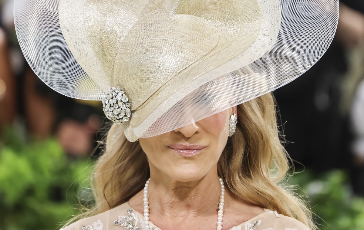 epa11323348 Actress Sarah Jessica Parker arrives on the red carpet for the 2024 Met Gala, the annual benefit for the Metropolitan Museum of Art's Costume Institute, in New York, New York, USA, 06 ...