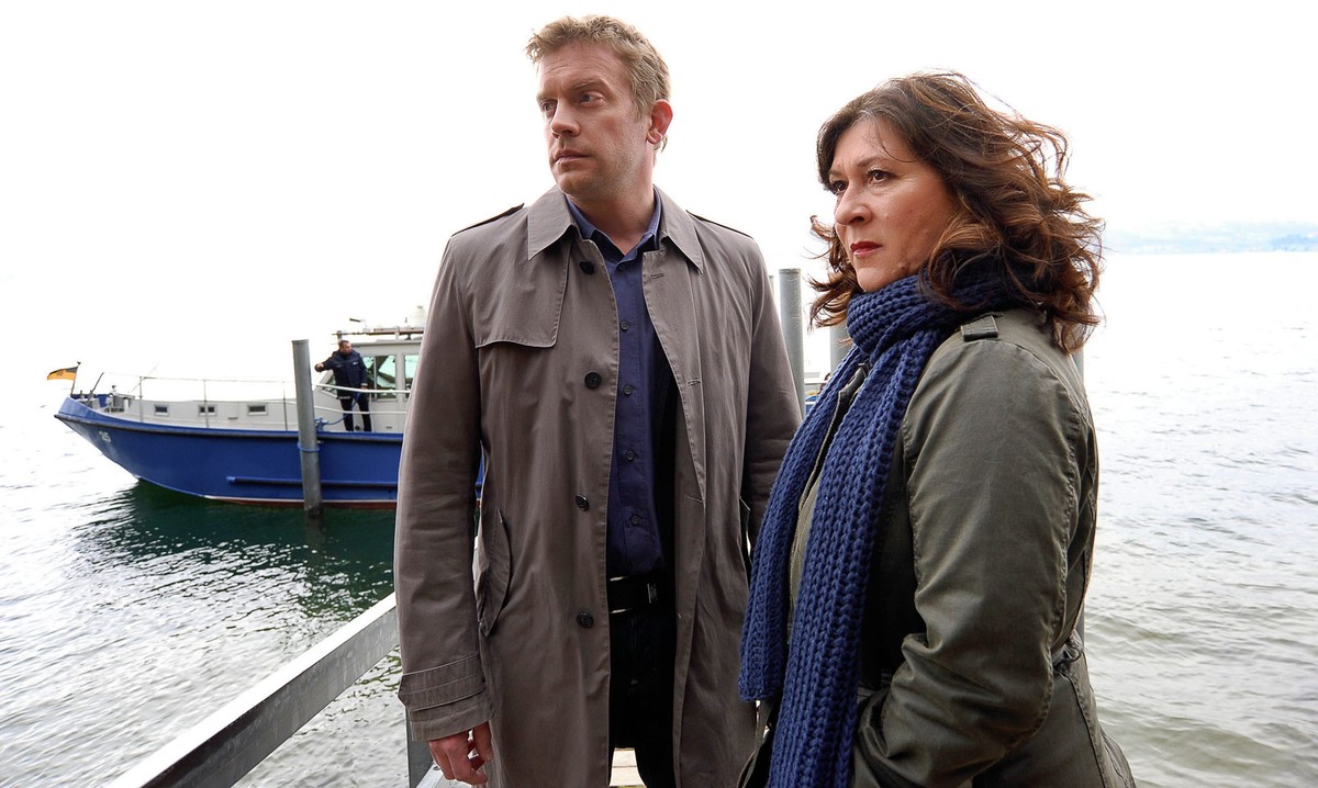 Tatort - Die schÃ¶ne Mona ist tot3.2.2013Sebastian Bezzel als Hauptkommissar Kai Perlmann, Eva Mattes als Hauptkommissarin Klara Blum in der NÃ¤he des TatortsCopyright: SRF/ SWR/Peter HollenbachNO ...