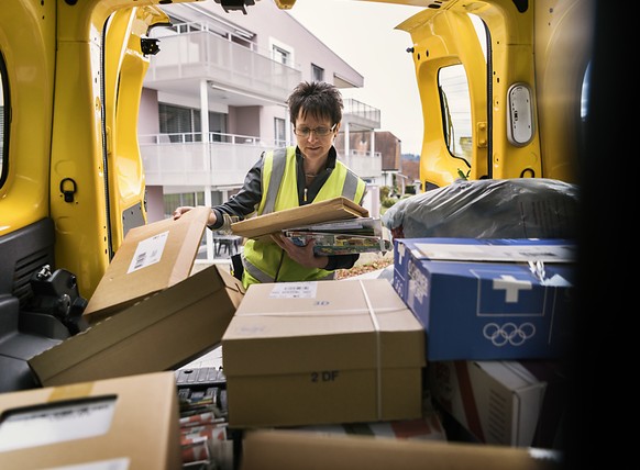 Die Mehrzahl der rund 1800 Paketboten der Schweizerischen Post erhält dank einer Optimierung des neuen Arbeitszeitsystems &quot;mytime&quot; rückwirkend mehr Lohn. (Archivbild)