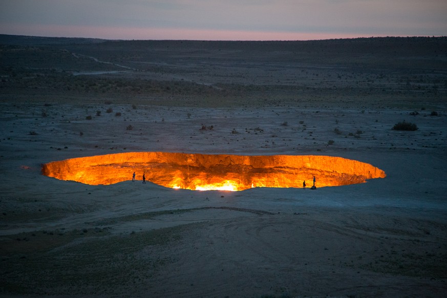 Im Bild ist der Krater von Derweze, das Tor zur Hölle, welches einige Kilometer von Vpadina Akchanaya entfernt liegt.