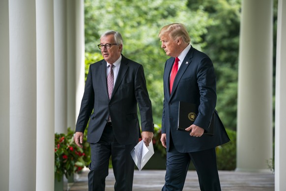 Trump und Juncker auf dem Weg zur Pressekonferenz am 25. Juli.